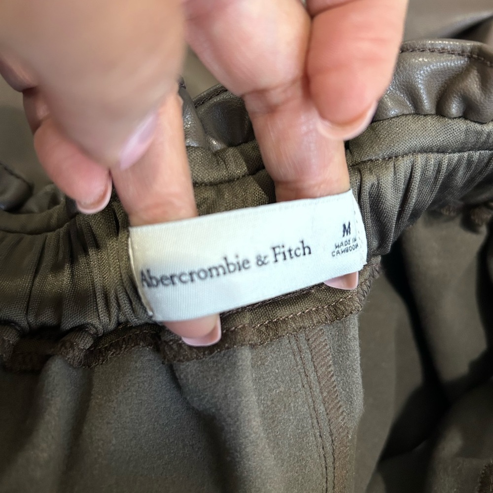 💥PRICE⬇️
ABERCROMBIE & FITCH • High Waisted Faux Leather Shorts•Olive Green •M - Picture 10 of 12